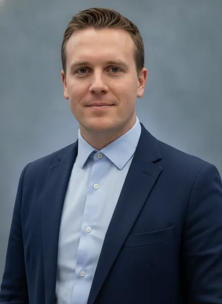 Portrait of Simon Kamensky, Independent Advisor at Clear Sky Consulting